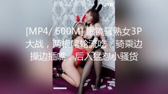 《极品CP魔手外购》色胆包天坑神潜入某公司女厕独占坑位隔板缝中实拍超多美女小姐姐方便，脸逼同步前后拍太顶了 (11)