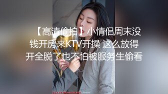 长卷发美少妇露脸镜头前第一视角道具插穴，进出阴道轻松自如